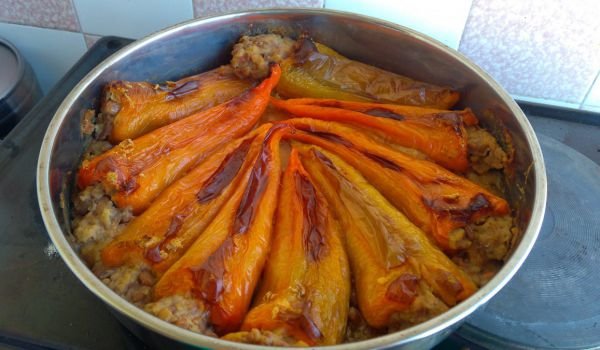 Пълнени чушки с черен боб