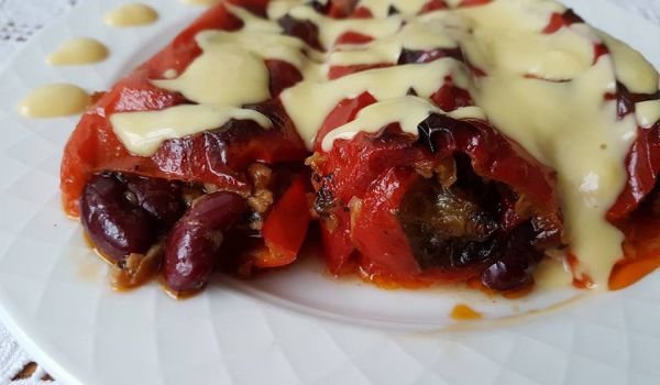 Пълнени чушки с червен боб, кайма и сос