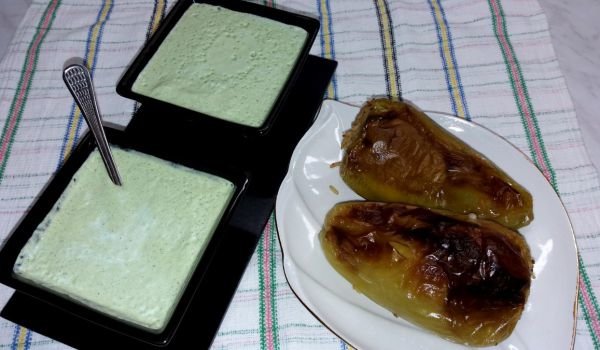 Пълнени чушки с чеснов сос