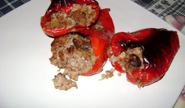 Пълнени чушки с елда и кафяви печурки