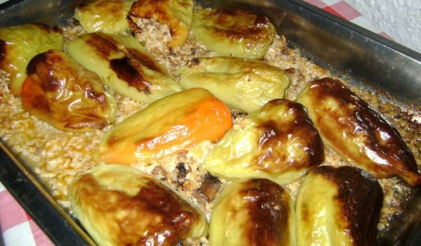 Пълнени чушки с гъби и кайма
