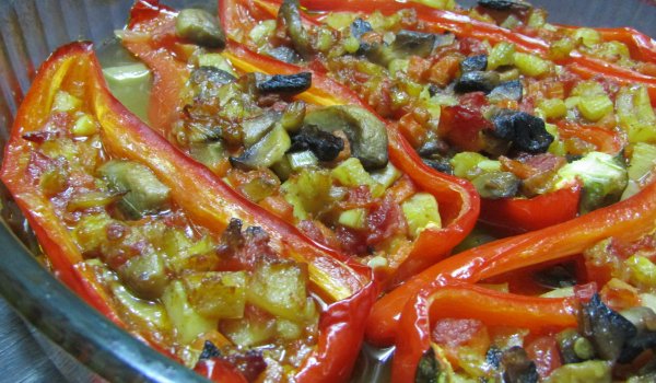 Пълнени чушки с гъби и зеленчуци