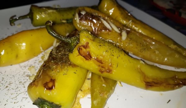 Пълнени чушки с яйца и сирене на тиган