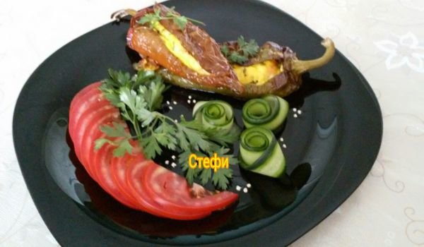 Пълнени чушки с яйца и сирене, печени на фурна