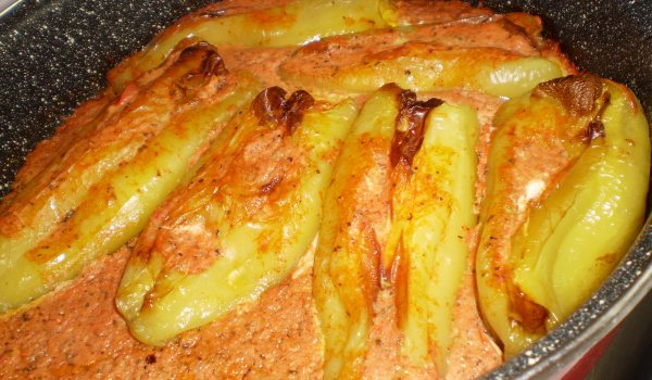 Пълнени чушки с яйца и сирене с доматена заливка