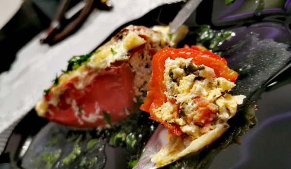 Пълнени чушки с яйце и сирене в уникален сос