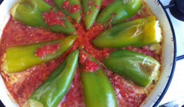 Пълнени чушки с яйце, сирене и доматен сос