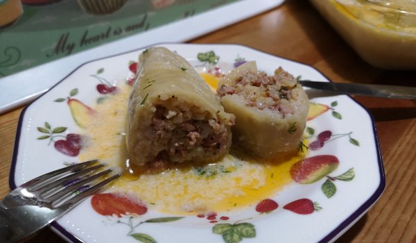 Пълнени чушки с икономичен бял сос