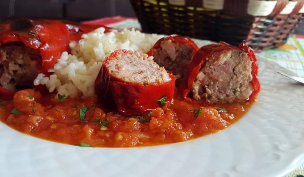 Пълнени чушки с кайма и бекон в доматен сос