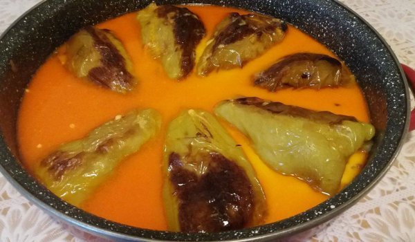 Пълнени чушки с кайма и ориз на фурна и чуден сос