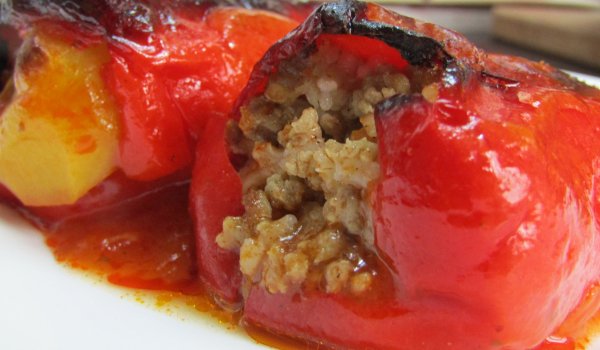 Пълнени чушки с кайма, ориз и доматен сос