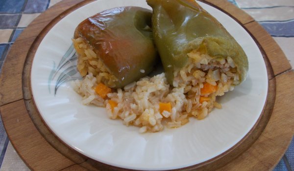 Пълнени чушки с кайма, ориз и моркови
