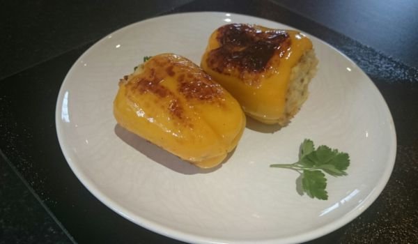 Пълнени чушки с картофено пюре и сирене