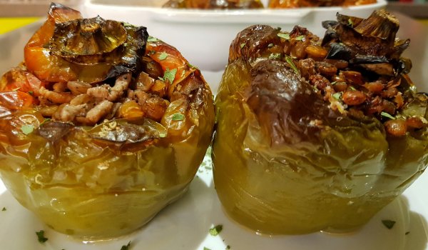 Пълнени чушки с леща и кайма