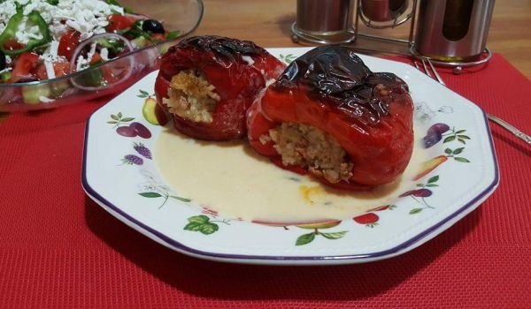 Пълнени чушки с млечен сос