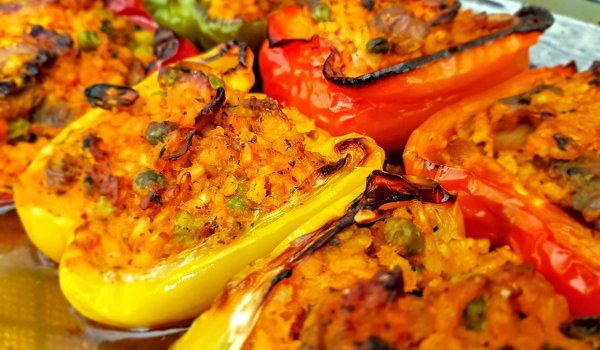 Пълнени чушки с ориз, грах и гъби