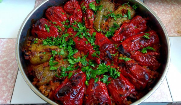 Пълнени чушки с ориз, гъби и домати