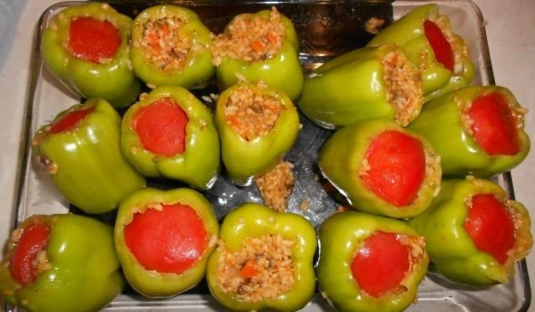 Пълнени чушки с ориз и салата от печени домати