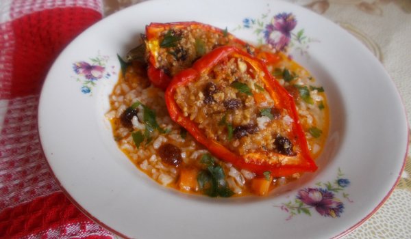 Пълнени чушки с ориз, стафиди и орехи