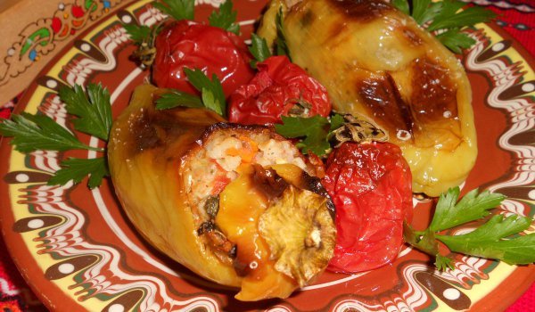 Пълнени чушки с патладжан, кайма и ориз