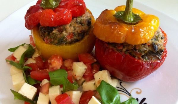 Пълнени чушки с риба тон, маслини и каперси