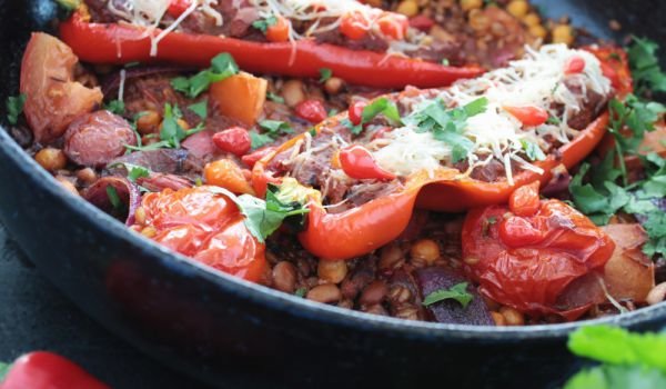 Пълнени чушки с шарен боб