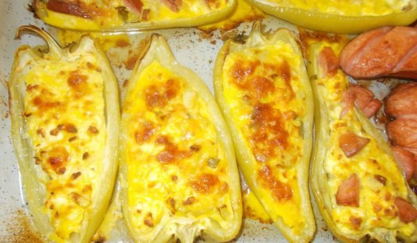 Пълнени чушки с тиквички, яйца и сирене