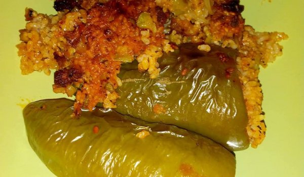 Пълнени чушки с тиквички, кайма и ориз