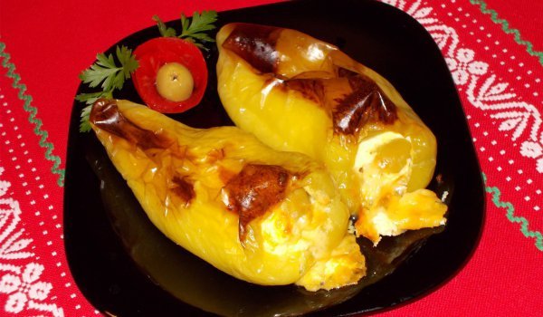 Пълнени чушки със сирена и маслини