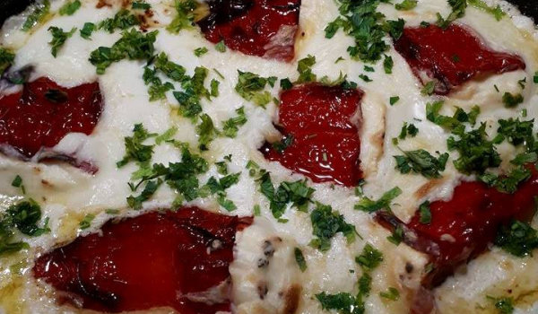 Пълнени чушки със сирене и извара и сос Бешамел