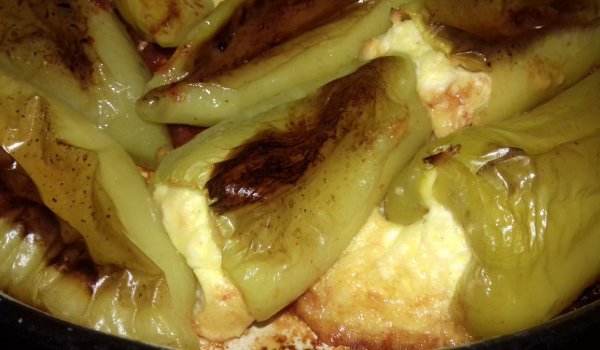 Пълнени чушки със сирене и сметана на фурна