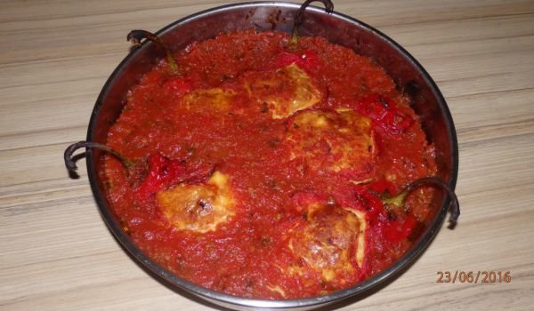 Пълнени чушки със сирене в доматен сос