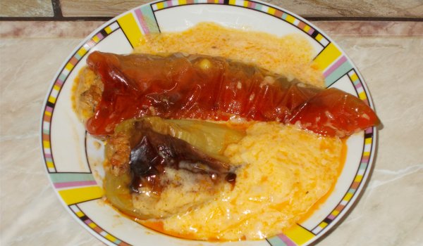 Пълнени чушки със заливка от мляко и яйца