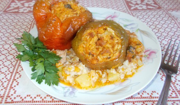 Пълнени чушки със зеленчуци и кайма