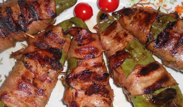 Пълнени чушки в бекон