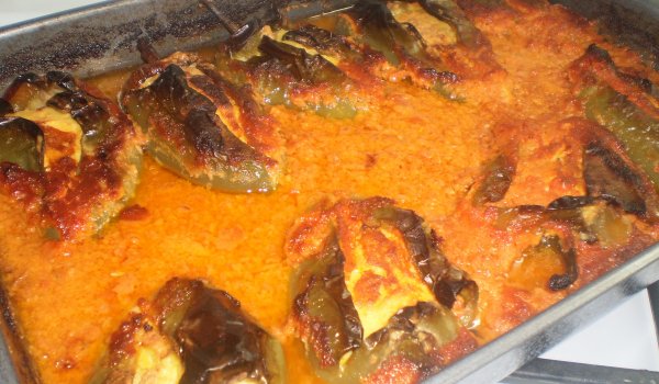 Пълнени чушки в доматен сос