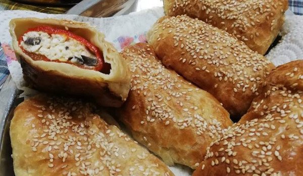 Пълнени чушки в многолистно тесто