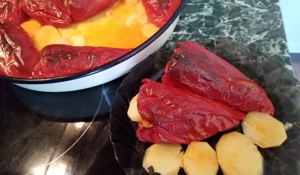 Пълнени чушки върху канапе от пресни картофи