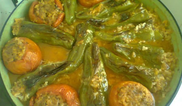 Пълнени домати и чушки с кайма и бял сос