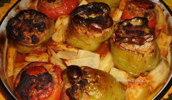 Пълнени домати с кайма, ориз и картофи