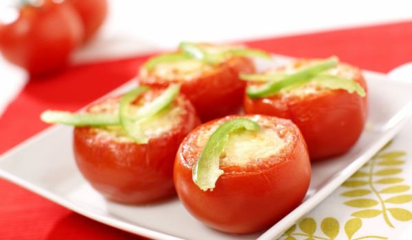 Пълнени домати с козе сирене