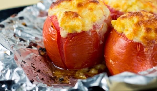 Пълнени домати с ориз и гъби със заливка