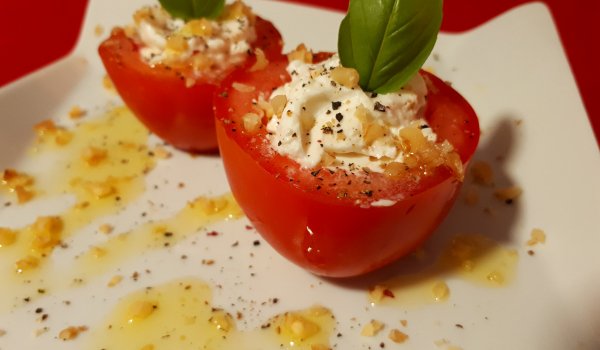 Пълнени домати със сирене и орехи