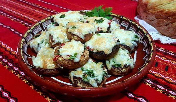 Пълнени гъби с чушки и сирене