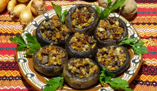 Пълнени гъби с орехи, лук и топено сирене