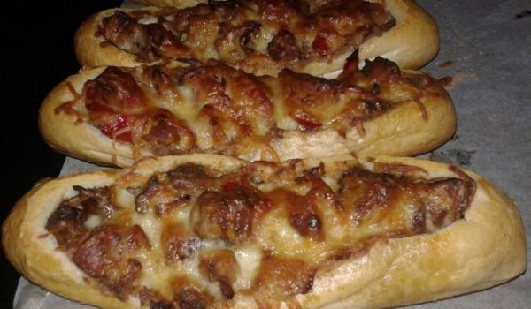 Пълнени хлебчета с пилешко, домати и сирене