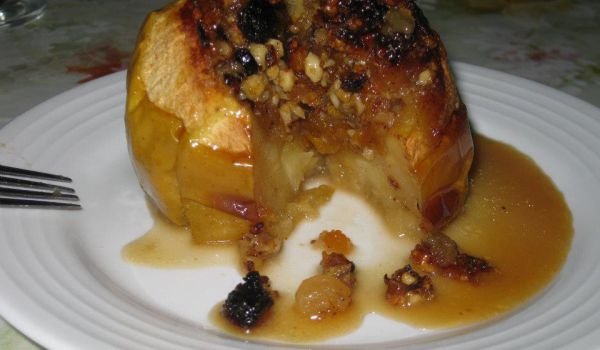 Пълнени ябълки с орехи и кайсии
