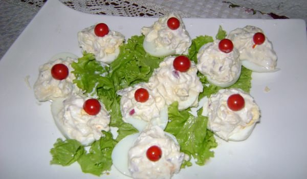 Пълнени яйца с катък и червен лук