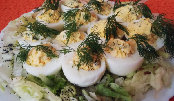Пълнени яйца със сирене и копър