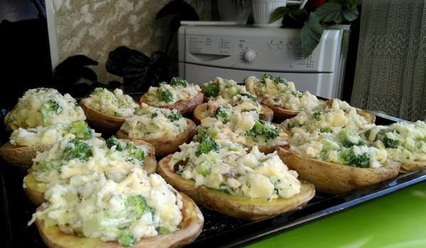 Пълнени картофи с броколи, кашкавал и краставички
